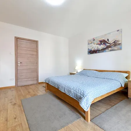 Nightbird Apartment *