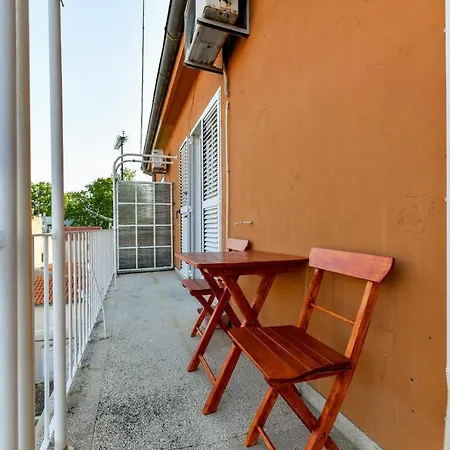 Apartment Nightbird *